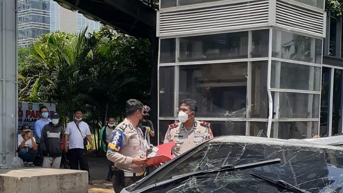 Mobil nyelonong ke trotoar Jalan Sudirman hingga terbalik