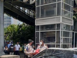 Bruukk! Mobil Sedan Nyelonong ke Trotoar di Jl Sudirman hingga Terbalik