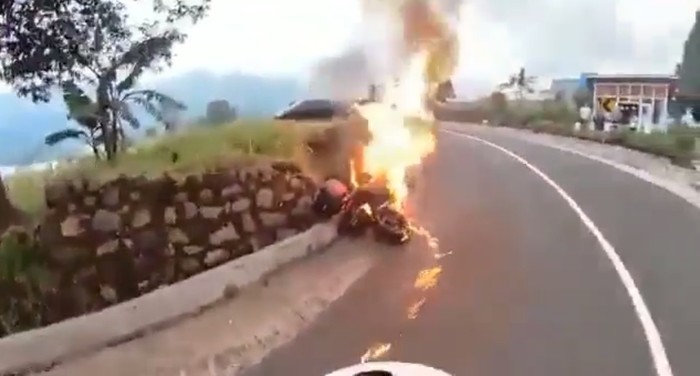 Video motor gede (moge) terbakar di jalur Wisata Gunung Bromo viral di media sosial. Polisi membenarkan peristiwa tersebut.