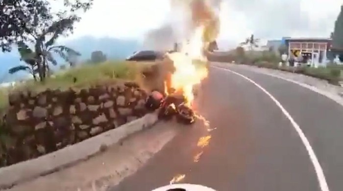 Video motor gede (moge) terbakar di jalur Wisata Gunung Bromo viral di media sosial. Polisi membenarkan peristiwa tersebut.