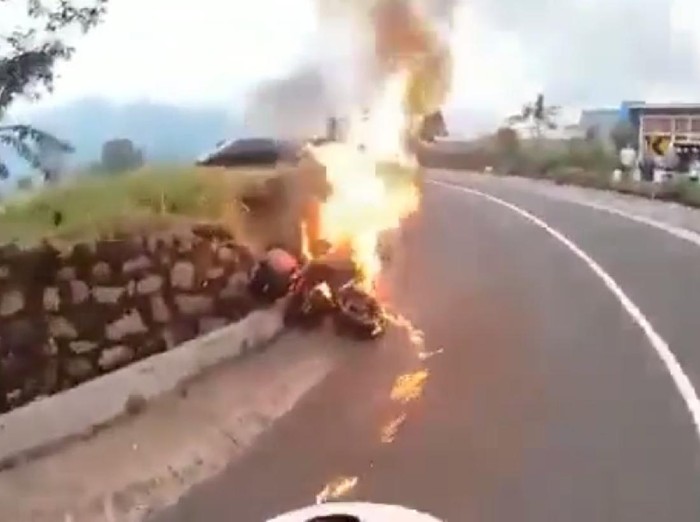 Video motor gede (moge) terbakar di jalur Wisata Gunung Bromo viral di media sosial. Polisi membenarkan peristiwa tersebut.