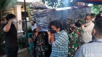 Dengan posisi tegak, Yudhistira, anak kedua kapten Agithia Mirza langsung memberi hormat di depan jenazah sang ayah.