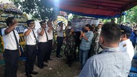 Sikap hormat juga dilakukan TNI dan semua pilot yang ada di rumah duka.
