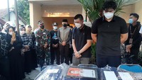 Secara simbolik, penyerahan jenazah kapten Agithia Mirza dilakukan pihak Rimbun Air kepada pihak keluarga yang diwakili oleh anak perempuan almarhum.