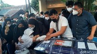 Istri Agithia Mirza, Armiti nampak terpukul dengan kepergian sang suami. Sambil memegang tasbih, ia terus berdoa untuk sang suami.