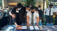 Anak perempuan Agithia Mirza nampak terus menangis di depan peti jenazah sang ayah. Yudhistira, anak kedua almarhum nampak terus menguatkan adik-adiknya.