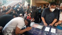 Kedatangan jenazah, juga disambut oleh Wali Kota Bogor Bima Arya dan Komandan Lapangan Udara Atang Sanjaya Marsma TNI Fachrizet.