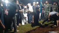 Usai disemayamkan beberapa saat di rumah duka, jenazah kemudian disalatkan di Masjid Attaqwa yang berada di sekitar Lanud Atang Sanjaya. Selanjutnya, jenazah dibawa ke makam Taman Bahagia untuk dimakamkan.