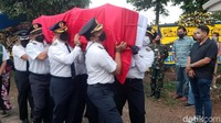 Pihak keluarga, rekan-rekan sesama pilot dan para kerabat, menyambut kedatangan jenazah Agithia Mirza dengan khidmat.