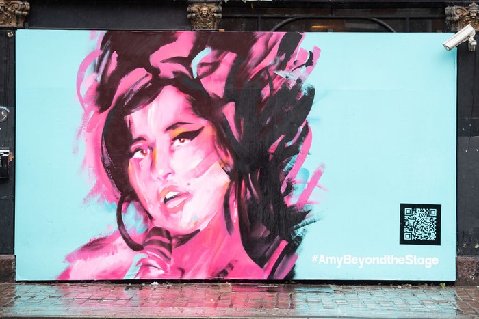 Mural Amy Winehouse di Inggris LONDON, ENGLAND - SEPTEMBER 14: (L-R) Exhibition curator Priya Khanchandani and Naomi Parry attend a mural unveiling to mark the Design Museum's Amy Winehouse exhibition announcement in Camden on September 14, 2021 in London, England. (Photo by Jeff Spicer/Getty Images)