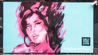 Mural berwarna pink ini diresmikan bertepatan dengan pameran Amy Winehouse di The Design Museum di Camden pada 14 September 2021.  Foto: Getty Images/Jeff Spicer