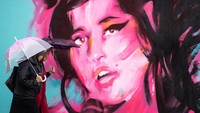 Amy Winehouse meninggal pada usia 27 tahun tanggal 23 Juli 2011 di rumahnya di London. Penyelidikan resmi menyimpulkan bahwa tewasnya disebabkan oleh keracunan alkohol setelah menenggak terlalu banyak minuman keras.  Foto: Getty Images/Jeff Spicer