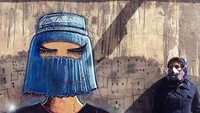Ini mural karya Shamsia Hassani yang dihapus pemerintahan Taliban di Afghanistan. Shamsia Hassani dikenal sebagai seniman mural kenamaan Afghanistan yang juga dosen di Universitas Kabul. Foto: Shamsia Hassani/ Instagram