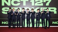 Para member NCT 127 tampil mengenakan jas hitam. Foto: (dok. SM Entertainment)