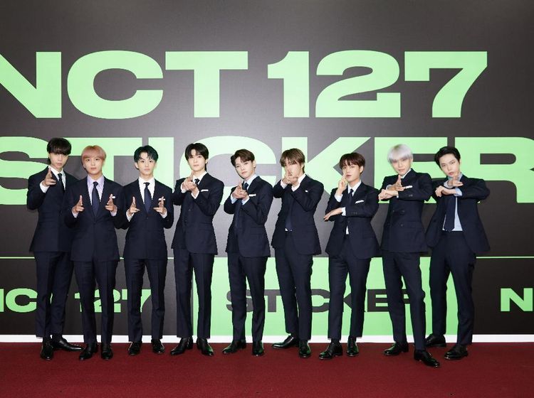NCT 127 Tampil Gagah dengan Setelan Jas di Perilisan Sticker