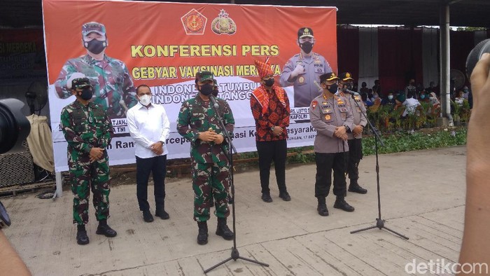 Panglima TNI-Kapolri meninjau kegiatan vaksinasi di Pasar Induk Lau Cih, Sumut