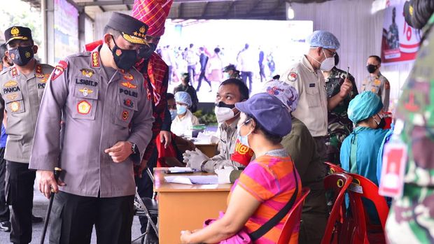 Panglima TNI Marsekal Hadi Tjahjanto dan Kapolri Jenderal Listyo Sigit Prabowo meninjau vaksinasi serentak di Sumut.
