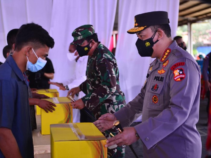 Panglima TNI Marsekal Hadi Tjahjanto dan Kapolri Jenderal Listyo Sigit Prabowo meninjau vaksinasi serentak di Sumut.