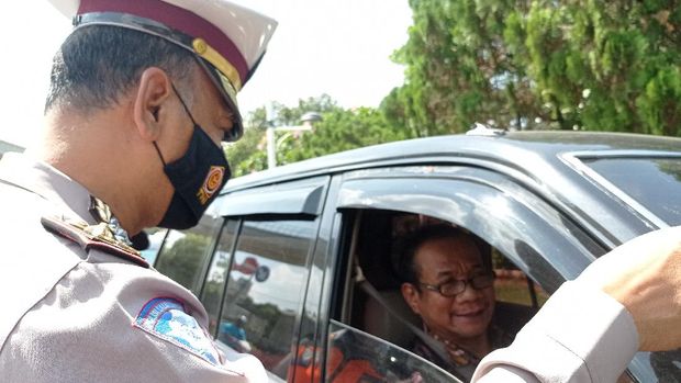 Pantauan ganjil genap di kawasan TMII