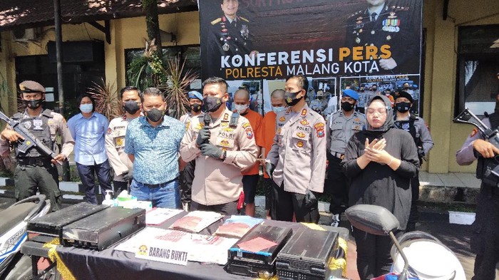 Pembobol uang ATM ditangkap Polresta Malang Kota. Dari aksinya, pelaku berhasil mencuri uang ratusan.