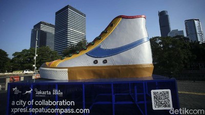 Wih! Ada Sepatu Raksasa di Taman Jakarta