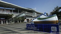 Wakil Gubernur DKI Jakarta Ahmad Riza Patria sebelumnya mengatakan tugu sepatu itu dibangun demi memperindah sudut kota Jakarta serta memperkenalkan produk-produk lokal kepada masyarakat. 