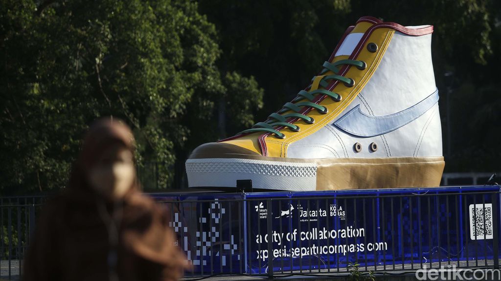 Sebuah tugu berbentuk sepatu muncul di sejumlah titik di Jakarta. Pemprov DKI menegaskan tugu tersebut merupakan hasil kolaborasi dengan pelaku ekonomi kreatif.