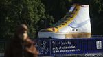 Wih! Ada Sepatu Raksasa di Taman Jakarta
