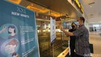 Untuk dapat masuk ke bioskop, pengunjung harus sudah divaksin dan menggunakan aplikasi PeduliLindungi.