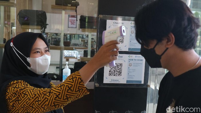 Pengunjung yang masuk di Kudus Extension Mal menunjukkan aplikasi PeduliLindungi, Jumat (17/9/2021).