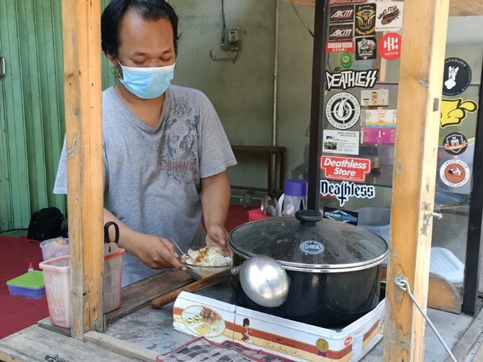 penjual soto ayam di kediri patok harga 2 ribu per mangkok