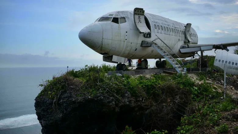 Pesawat jet bekas di Pantai Nyang Nyang Bali