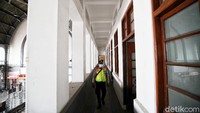 Atap barrel-vault yang digunakan pada stasiun Jakarta Kota terlihat jelas pada hall utama. Dinding bagian dalam hall diselesaikan dengan keramik berwarna coklat bertekstur kasar. Bukaan terbesar terdapat pada lunette yang berfungsi sebagai jendela. Lunette berbentuk busur semisirkular dengan unit bukaan vertikal sebanyak tujuh buah pada lunette utama.   