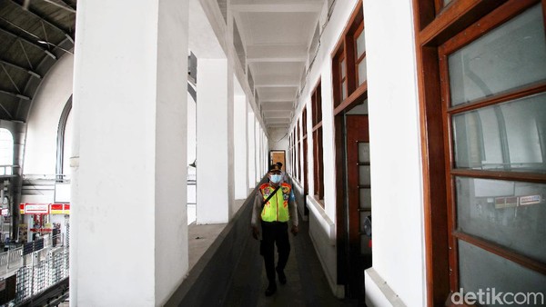 Atap barrel-vault yang digunakan pada stasiun Jakarta Kota terlihat jelas pada hall utama. Dinding bagian dalam hall diselesaikan dengan keramik berwarna coklat bertekstur kasar. Bukaan terbesar terdapat pada lunette yang berfungsi sebagai jendela. Lunette berbentuk busur semisirkular dengan unit bukaan vertikal sebanyak tujuh buah pada lunette utama.  Atap barrel-vault yang digunakan pada stasiun Jakarta Kota terlihat jelas pada hall utama. Dinding bagian dalam hall diselesaikan dengan keramik berwarna coklat bertekstur kasar. Bukaan terbesar terdapat pada lunette yang berfungsi sebagai jendela. Lunette berbentuk busur semisirkular dengan unit bukaan vertikal sebanyak tujuh buah pada lunette utama. Â