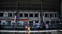 Dikulik langsung dari Manager Preservation and Documentation Stasiun Jakarta Kota, Hardika Hadi Rismaji, Stasiun Jakarta Kota dibangun di kawasan kota lama Batavia (Jakarta) yang dulunya terdapat dua stasiun besar kereta api.   