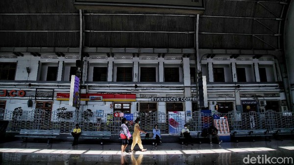 Dikulik langsung dari Manager Preservation and Documentation Stasiun Jakarta Kota, Hardika Hadi Rismaji, Stasiun Jakarta Kota dibangun di kawasan kota lama Batavia (Jakarta) yang dulunya terdapat dua stasiun besar kereta api.  Dikulik langsung dari Manager Preservation and Documentation Stasiun Jakarta Kota, Hardika Hadi Rismaji, Stasiun Jakarta Kota dibangun di kawasan kota lama Batavia (Jakarta) yang dulunya terdapat dua stasiun besar kereta api. Â