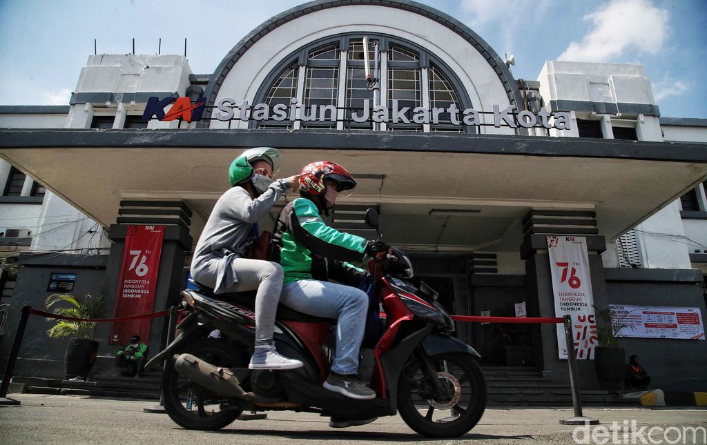 Pengguna KRL di Jakarta tentu tak asing dengan Stasiun Jakarta Kota. Banyak hal menarik tentang stasiun yang dulunya dipanggil Stasiun Beos itu lho.