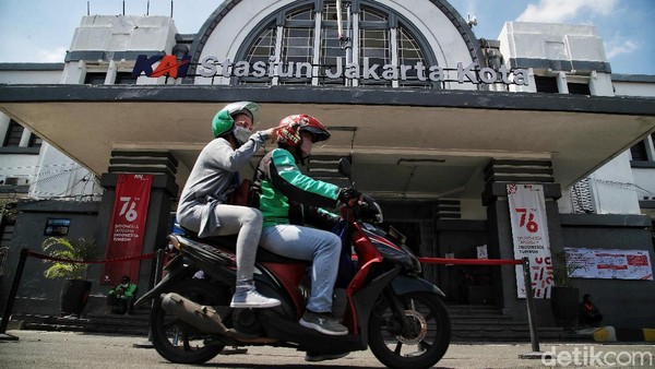 Kedua stasiun tersebut adalah Stasiun Batavia NISM, milik maskapai kereta api swasta Nederlandsch Indische Spoorweg Maatchappij dan Stasiun Batavia BOSM milik Bataviasche Ooster Spoorweg Maatschappij. Untuk Stasiun Batavia NISM yang dikenal pula dengan Stasiun Batavia Noord (Utara) melayani rute Jakarta-Bogor. Sementara itu, Stasiun Batavia Zuid (Selatan) mengoperasikan kereta api lintas Jakarta-Bekasi-Karawang.  Kedua stasiun tersebut adalah Stasiun Batavia NISM, milik maskapai kereta api swasta Nederlandsch Indische Spoorweg Maatchappij dan Stasiun Batavia BOSM milik Bataviasche Ooster Spoorweg Maatschappij. Untuk Stasiun Batavia NISM yang dikenal pula dengan Stasiun Batavia Noord (Utara) melayani rute Jakarta-Bogor. Sementara itu, Stasiun Batavia Zuid (Selatan) mengoperasikan kereta api lintas Jakarta-Bekasi-Karawang. Â