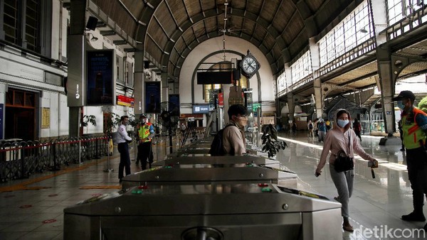 Dalam perkembangannya, kedua operasional kereta api di Jakarta dikelola oleh perusahaan kereta api negara, Staatssporwegen (SS). Tahun 1898 SS membeli seluruh jaringan milik BOSM dan jaringan kereta api milik NISM tahun 1913.  Dalam perkembangannya, kedua operasional kereta api di Jakarta dikelola oleh perusahaan kereta api negara, Staatssporwegen (SS). Tahun 1898 SS membeli seluruh jaringan milik BOSM dan jaringan kereta api milik NISM tahun 1913. Â