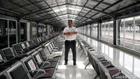 Lokasi stasiun baru yang hendak dibangun ialah menempati Stasiun Batavia Zuid, sehingga pada tahun 1923 stasiun ini ditutup. Sedangkan Stasiun Batavia Noord (Batavia Utara yang yang terletak di sebelah selatan Museum Sejarah Jakarta sekarang) tetap beroperasi sebagai stasiun sementara yang melayani penumpang dan barang sampai stasiun baru selesai.   
