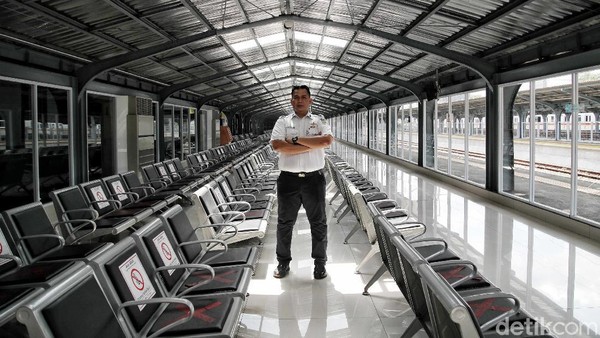 Lokasi stasiun baru yang hendak dibangun ialah menempati Stasiun Batavia Zuid, sehingga pada tahun 1923 stasiun ini ditutup. Sedangkan Stasiun Batavia Noord (Batavia Utara yang yang terletak di sebelah selatan Museum Sejarah Jakarta sekarang) tetap beroperasi sebagai stasiun sementara yang melayani penumpang dan barang sampai stasiun baru selesai.  Lokasi stasiun baru yang hendak dibangun ialah menempati Stasiun Batavia Zuid, sehingga pada tahun 1923 stasiun ini ditutup. Sedangkan Stasiun Batavia Noord (Batavia Utara yang yang terletak di sebelah selatan Museum Sejarah Jakarta sekarang) tetap beroperasi sebagai stasiun sementara yang melayani penumpang dan barang sampai stasiun baru selesai. Â