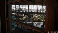 Dikutip dari halaman Heritage KAI, unit-unit massa Stasiun Jakarta Kota terbagi beberapa bagian. Unit massa kepala meliputi unit massa sayap, gerbang masuk utama dan peron. Ada unit massa menara (utama/depan, samping, dan gerbang samping). Konfigurasi massa bangunan linier secara keseluruhan membentuk huruf T.   