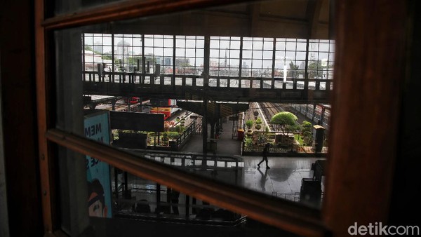 Dikutip dari halaman Heritage KAI, unit-unit massa Stasiun Jakarta Kota terbagi beberapa bagian. Unit massa kepala meliputi unit massa sayap, gerbang masuk utama dan peron. Ada unit massa menara (utama/depan, samping, dan gerbang samping). Konfigurasi massa bangunan linier secara keseluruhan membentuk huruf T.  Dikutip dari halaman Heritage KAI, unit-unit massa Stasiun Jakarta Kota terbagi beberapa bagian. Unit massa kepala meliputi unit massa sayap, gerbang masuk utama dan peron. Ada unit massa menara (utama/depan, samping, dan gerbang samping). Konfigurasi massa bangunan linier secara keseluruhan membentuk huruf T. Â