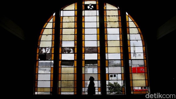 Dinding yang sama pada concourse diselesaikan dengan ubin pola waffle berwarna kuning kehijauan. Lantai stasiun menggunakan ubin berwarna kuning dan abu-abu, dan untuk lantai peron dipakai ubin pola waffle berwarna kuning.  Dinding yang sama pada concourse diselesaikan dengan ubin pola waffle berwarna kuning kehijauan. Lantai stasiun menggunakan ubin berwarna kuning dan abu-abu, dan untuk lantai peron dipakai ubin pola waffle berwarna kuning. Â