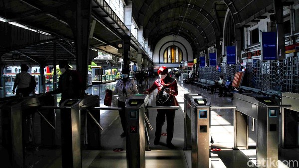 Stasiun Jakarta Kota lebih dikenal sebagai Stasiun Beos, merupakan kependekan dari Bataviasche Ooster Spoorweg Maatschappij (Maskapai Angkutan Kereta Api Batavia Timur). Nama lain untuk Stasiun Jakarta Kota ini yakni Batavia Zuid yang berarti Stasiun Batavia Selatan.  