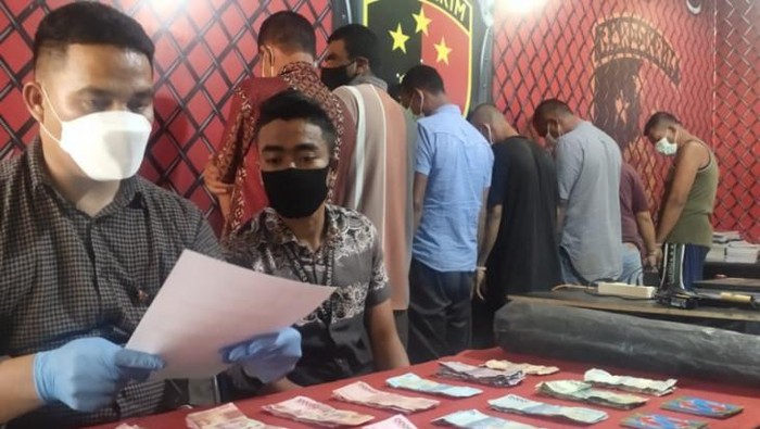 Petugas memperlihatkan barang bukti dan tersangka perjudian yang ditangkap di Kecamatan Kuala Batee, Kabupaten Aceh Barat Daya, Jumat (ANTARA/Suprian)