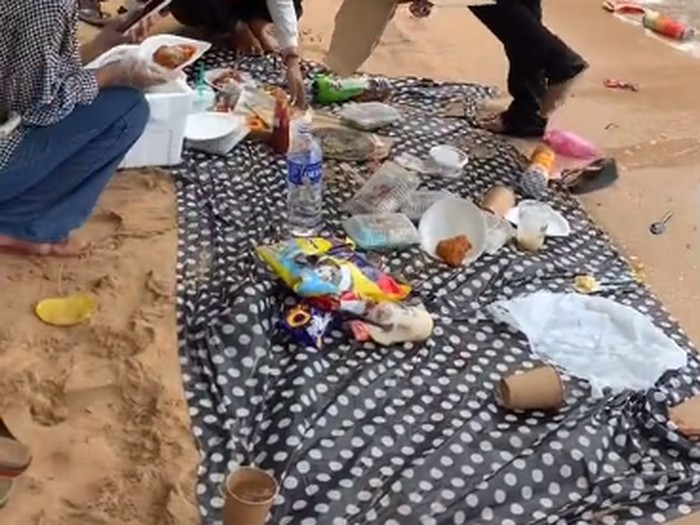Piknik berubah menjadi panik karena makanan tergulung ombak