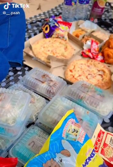 Piknik berubah menjadi panik karena makanan tergulung ombak