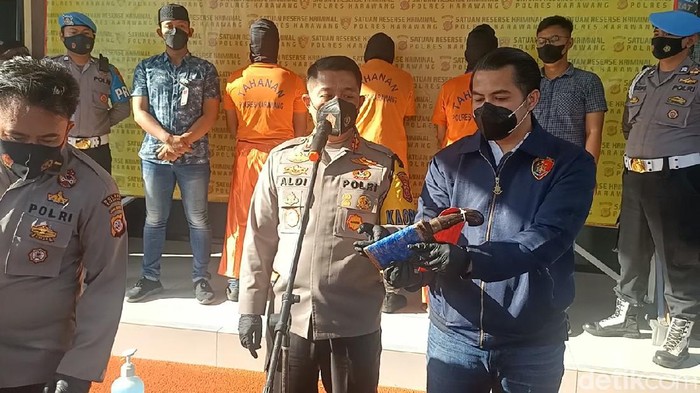 Polisi menetapkan tiga tersangka penyerangan kantor finance di Karawang