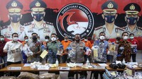 Selain itu ada pula 9,26 kilogram tembakau sintetis dan 508 gram bubuk cannabinoid yang merupakan bahan baku.